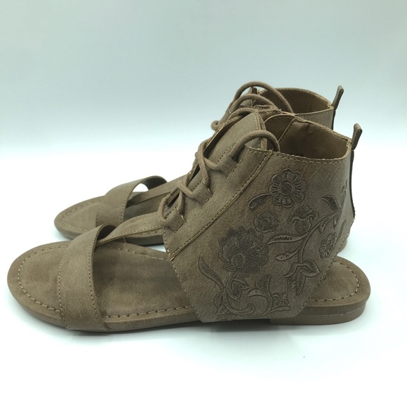 NWT Sugar Watercress Embroidered Sandals - Picture 5 of 7